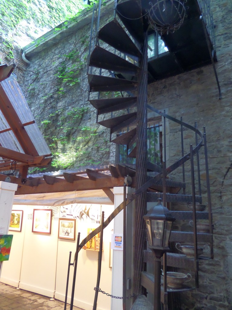 Artist courtyard on rue Saint-Amable